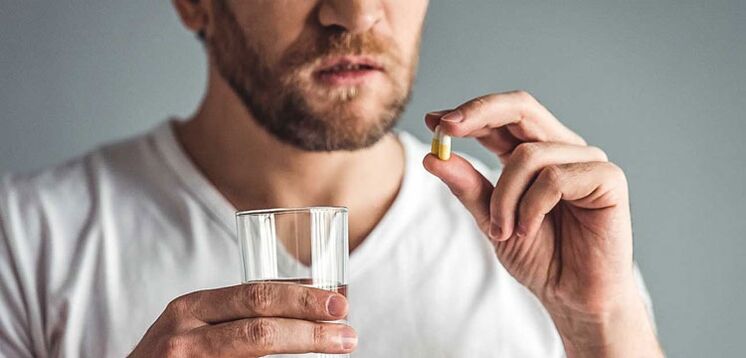 Un homme prend des médicaments pour traiter la prostatite