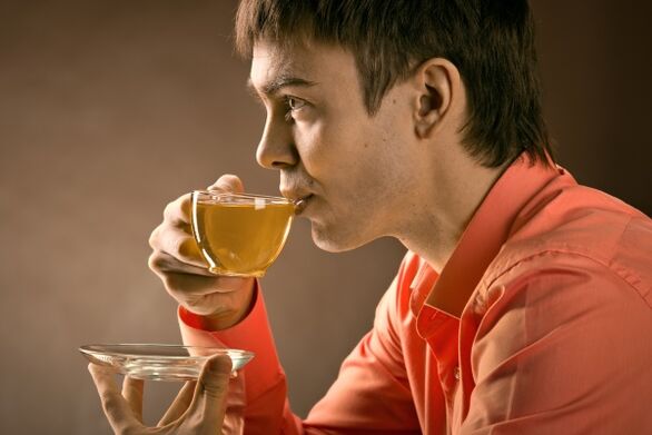 un homme boit une tisane pour traiter la prostatite